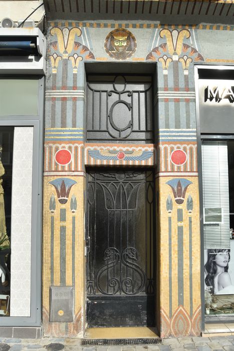 porte d'accès sur rue