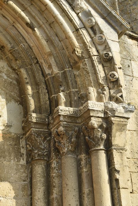 portail ouest, détail des chapiteaux sculptés