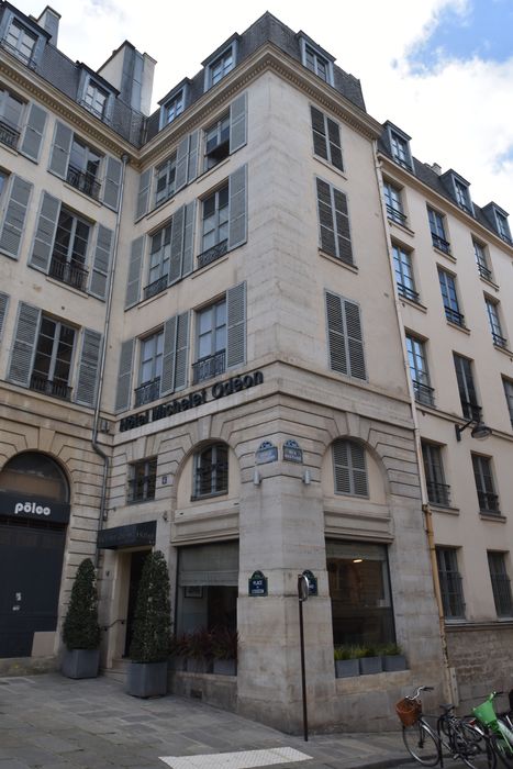 façades sur la place de l'Odéon et sur la rue Regnard