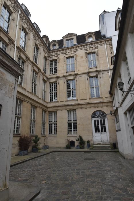 façades sur cour, vue partielle