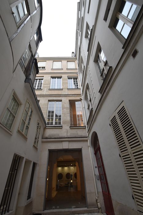 façades sur cour, vue partielle