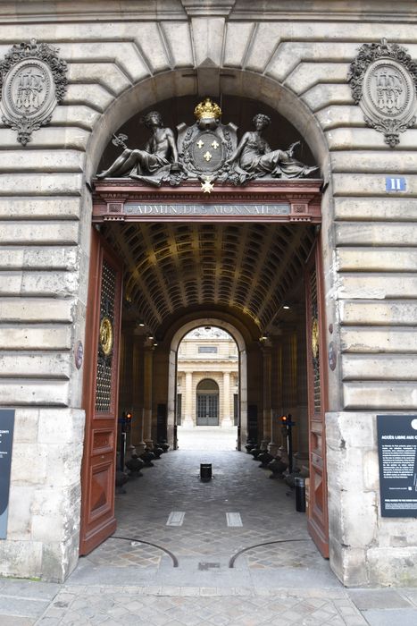 portail monumental sur le quai de Conti