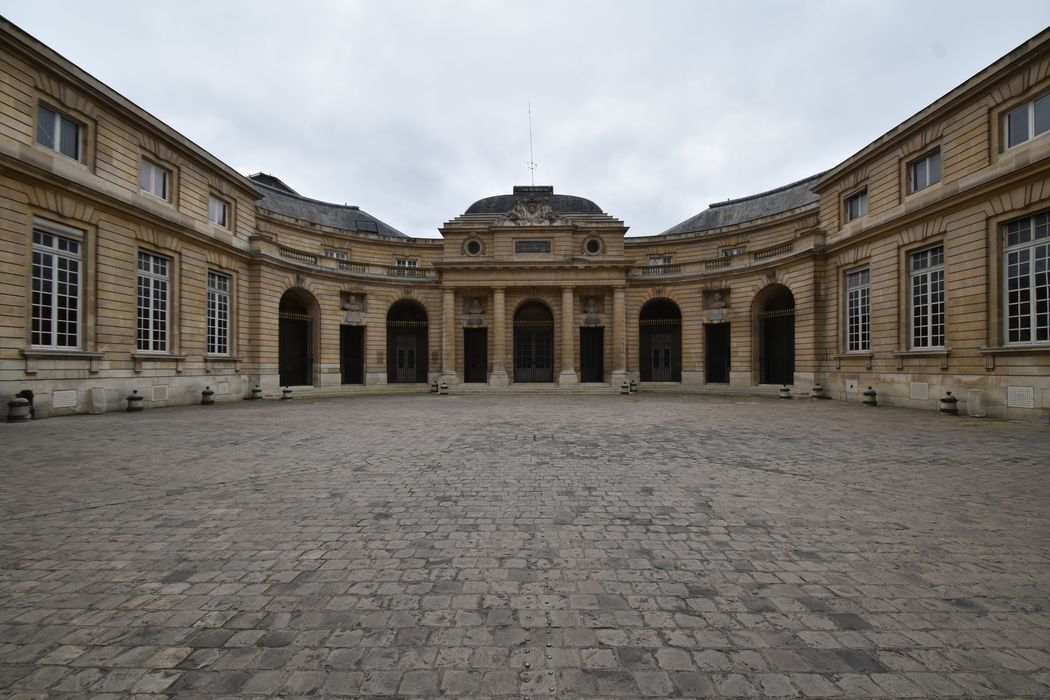 vue partielle des façades sur la cour d'honneur