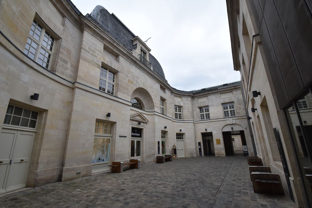 vue partielle des façades sur la cour des Fonderies