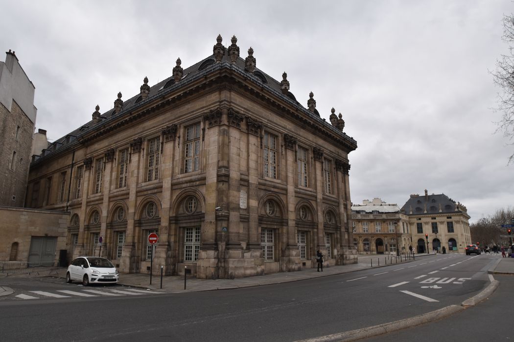 vue générale des façades depuis le quai Conti