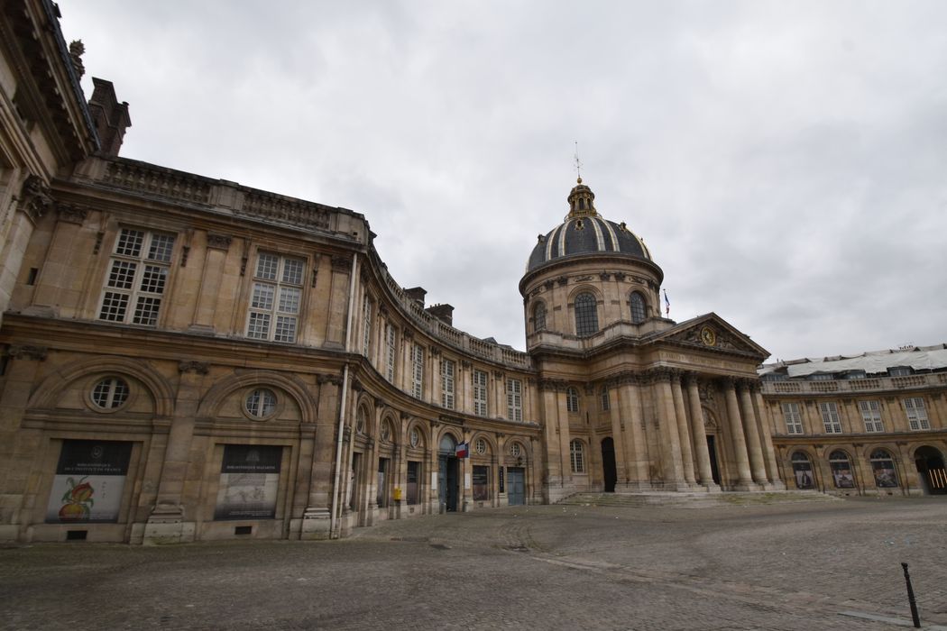 vue générale des façades depuis le quai Conti