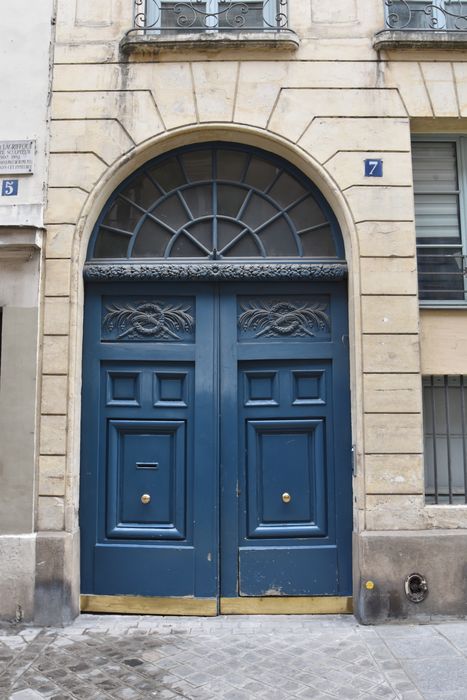 portail d'accès sur rue du n°7