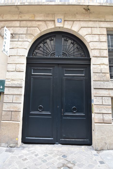 portail d'accès sur rue du n°9