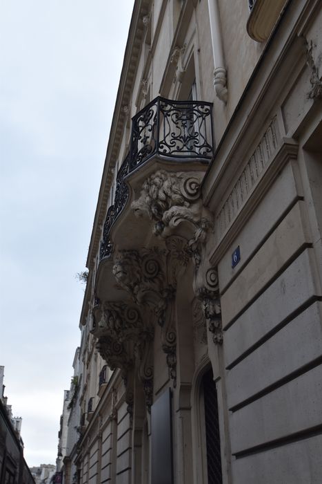 façade sur rue, détail du balcon de la rue des Saints-Pères