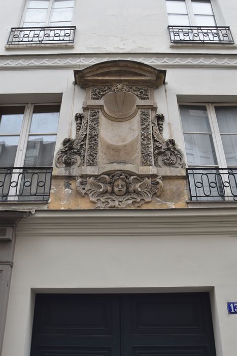 façade sur rue, détail de la niche