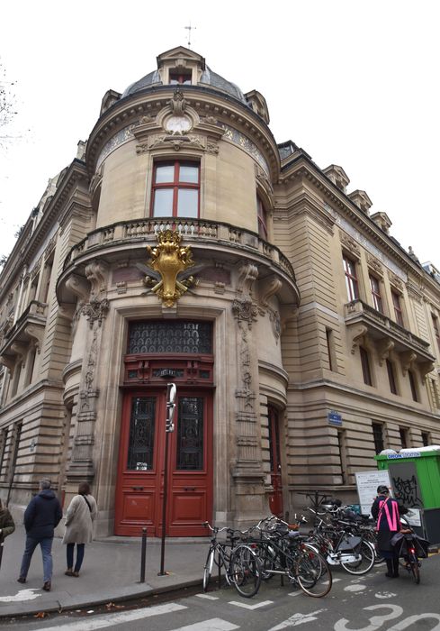 façade à l'angle du boulevard Saint-Germain et de la rue Grégoire de Tours