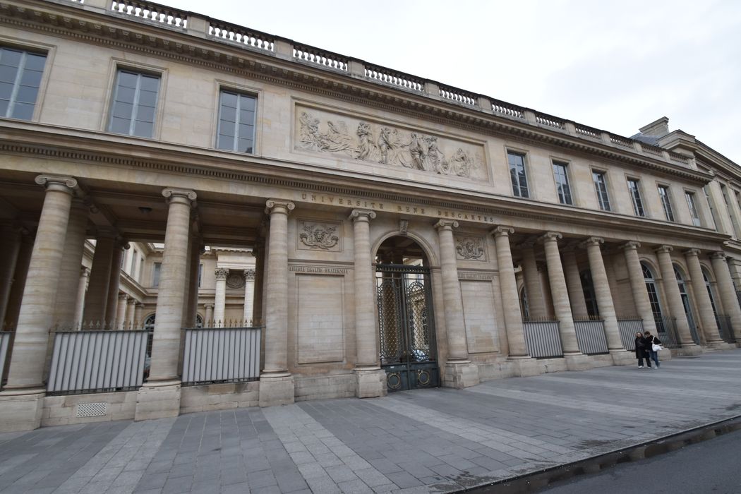 façade sur la rue de l'École de Médecine