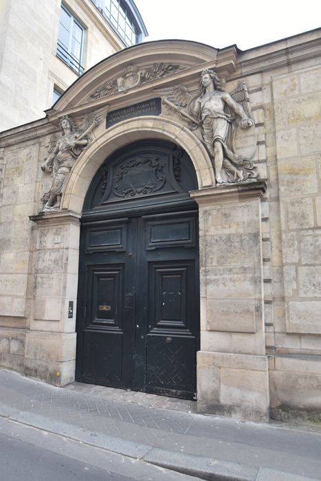 portail d'accès sur la rue de l'École de Médecine