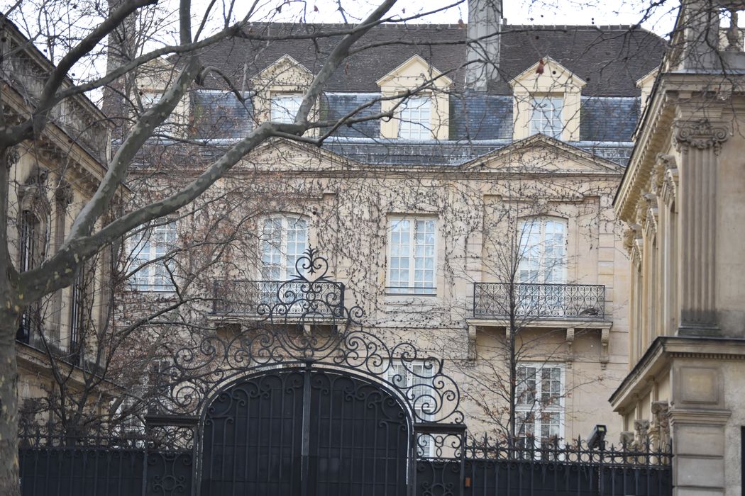 vue partielle de la façade est depuis le boulevard