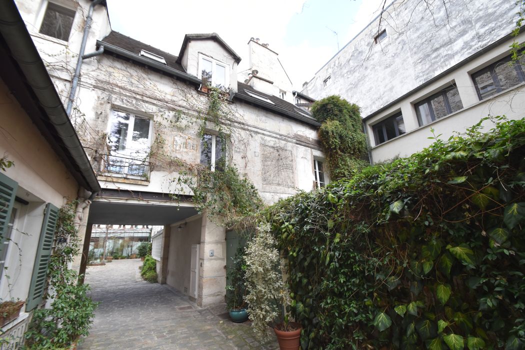 bâtiment entre la première et la seconde cour, façade sud, vue partielle