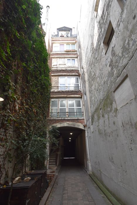 immeuble situé entre le faubourg Saint-Antoine et la première cour, façade nord