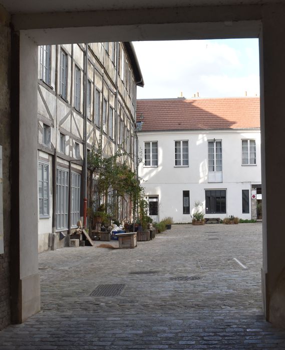 vue partielle des façades sur la 1ère cour