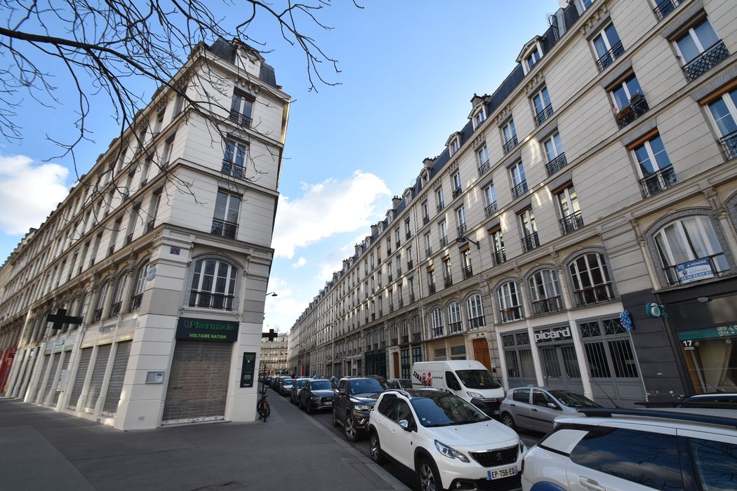 vue générale des façades sur la rue des Immeubles Industriels depuis le boulevard Voltaire