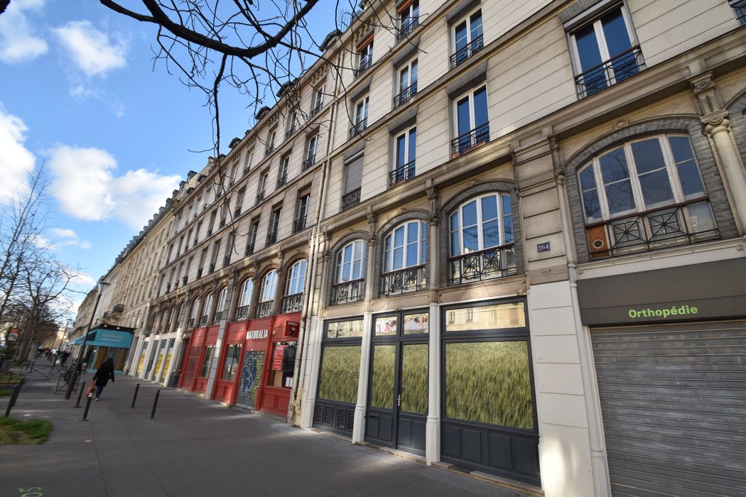 façade sur le boulevard Voltaire