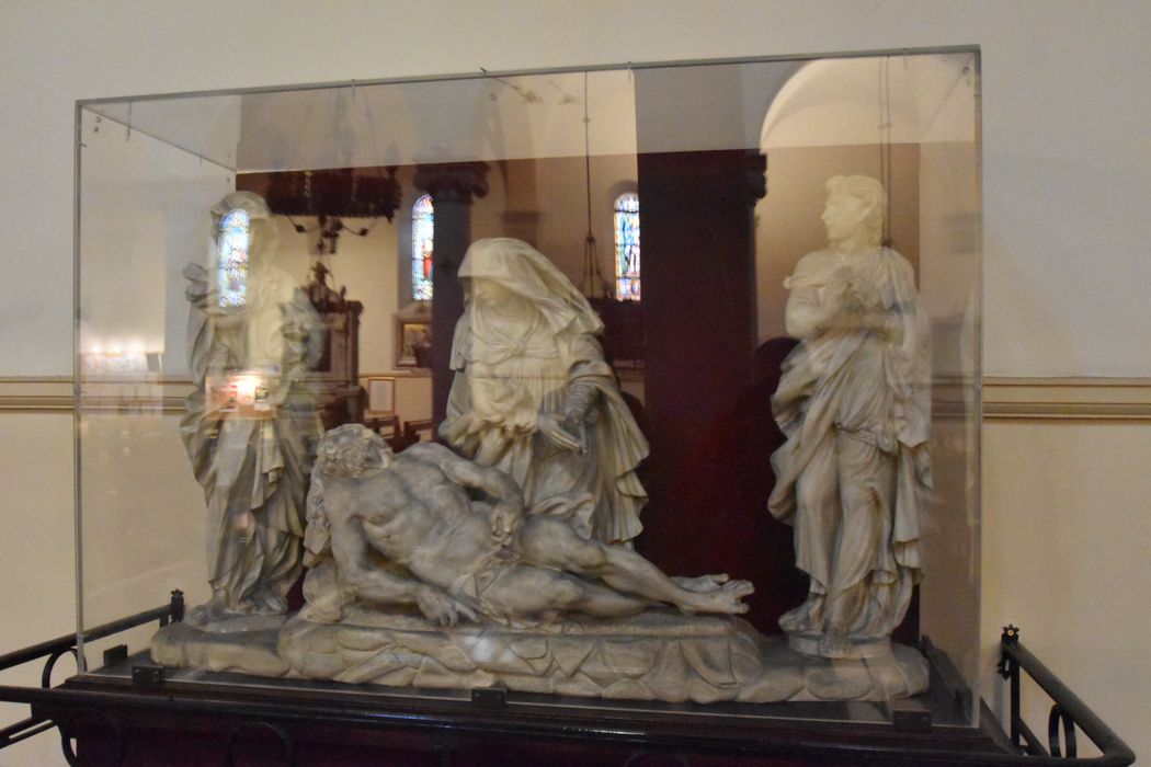groupe sculpté : Vierge de Pitié entre deux saintes femmes