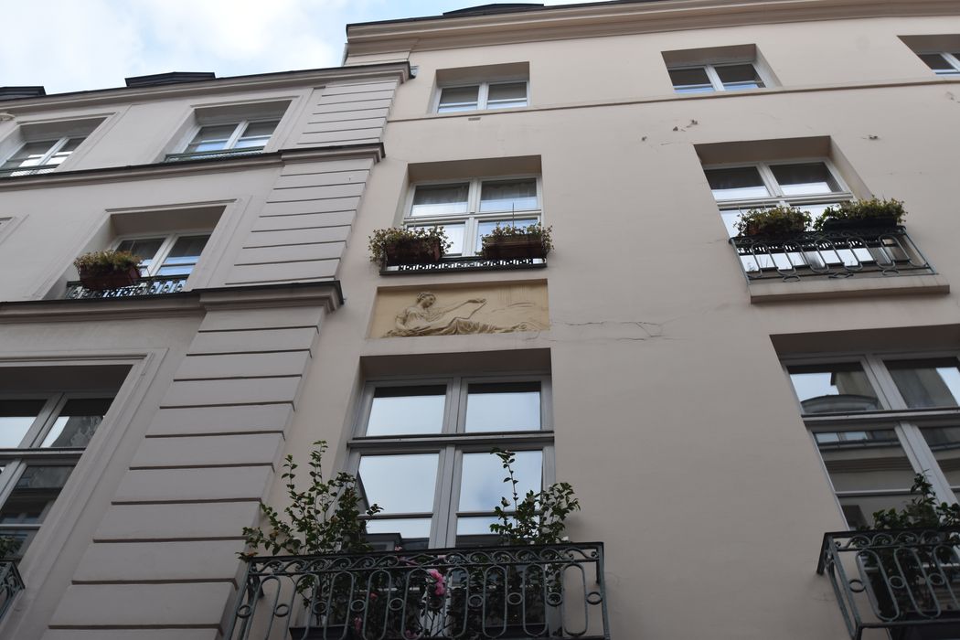 façade sur rue, détail d'un bas-relief