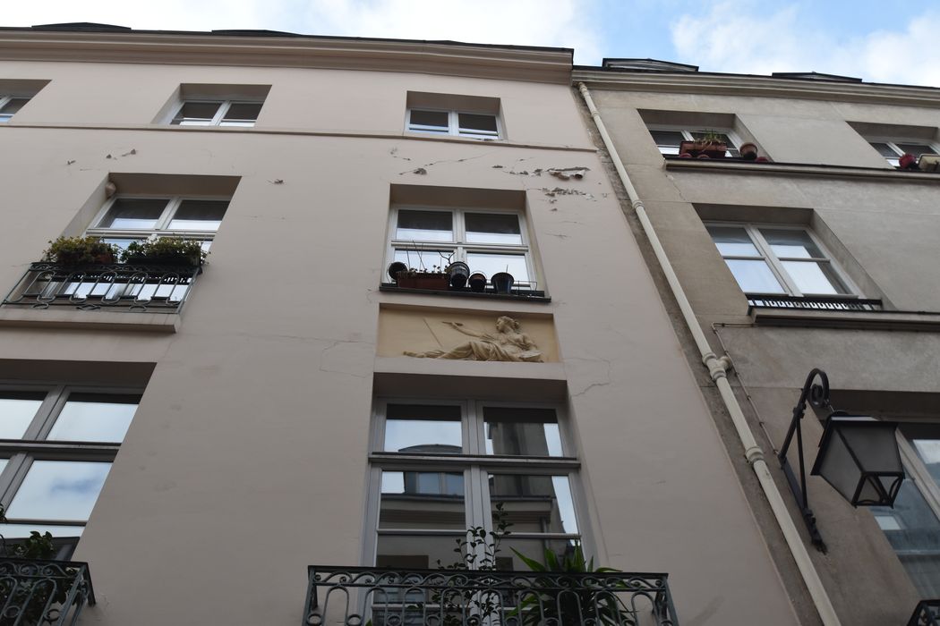 façade sur rue, détail d'un bas-relief