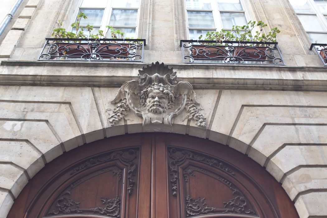 façade sur rue, détail d'une agrafe