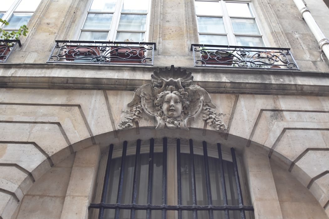 façade sur rue, détail d'une agrafe