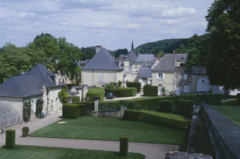 Pavillons à l'entrée du château