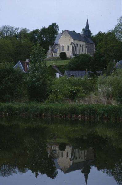 Vue éloignée sur l'ensemble, reflet dans l'eau