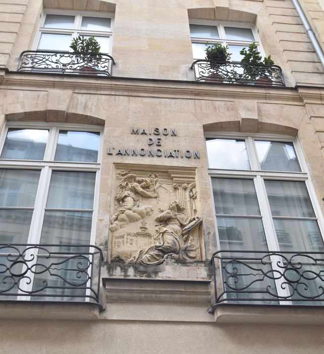 façade sur rue, détail du haut-relief