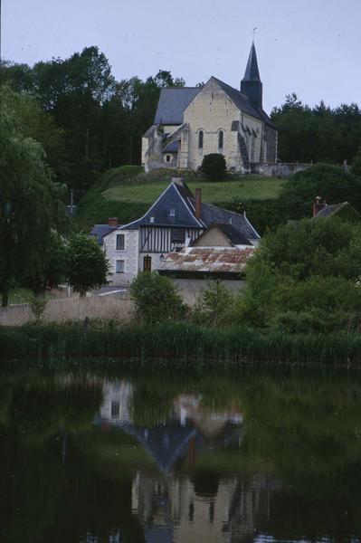 Vue éloignée sur l'ensemble, maisons au bord de l'eau