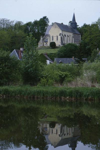 Vue éloignée sur l'ensemble, reflet dans l'eau