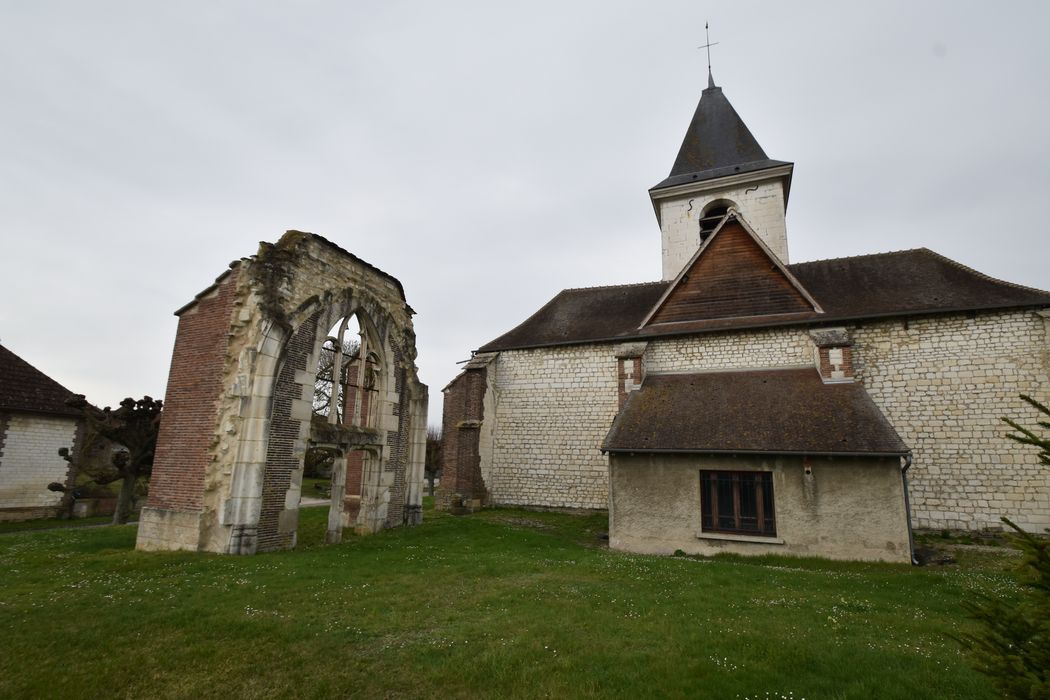 vue générale du portail ruiné situé à l'Est du chevet de l'église paroissiale