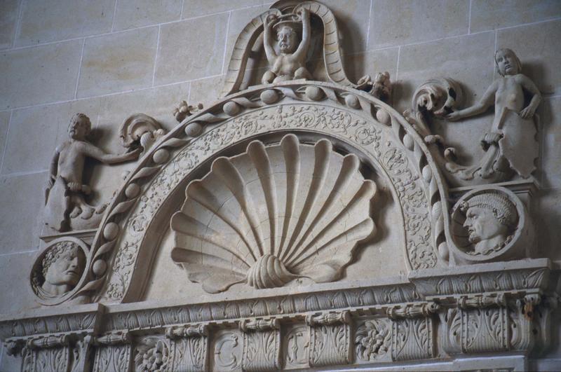 Chapelle, intérieur : porte à décor de coquille