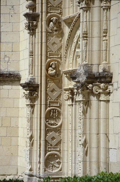 Chapelle : porte d'entrée ouest, sculptures