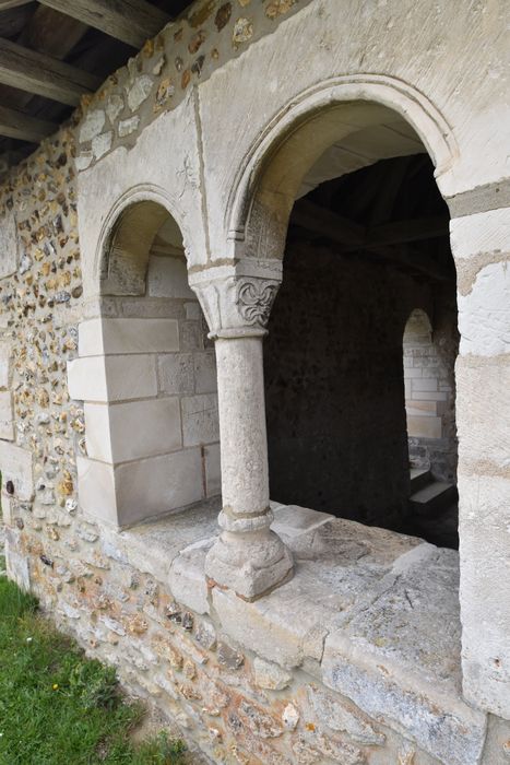 porche ouest, détail d'une colonnette et de son chapiteau