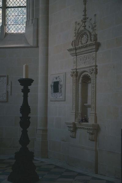 Chapelle, intérieur : niche à fronton sculpté