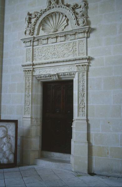 Chapelle, intérieur : porte à décor de coquille