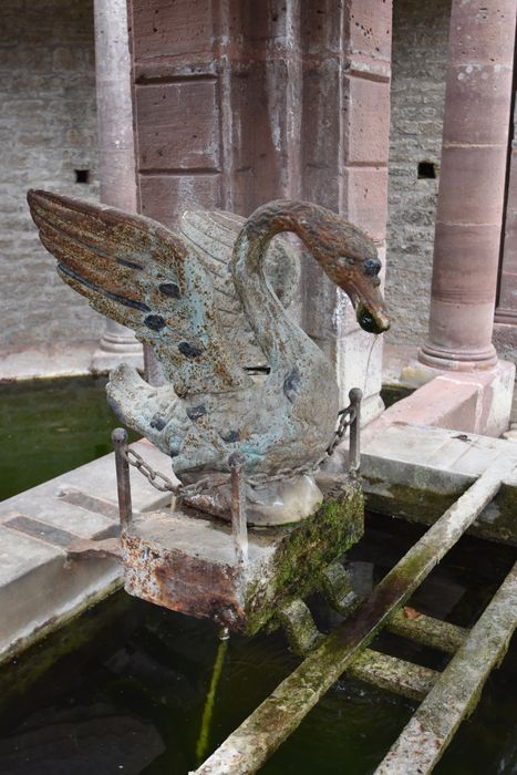 détail de la statue du cygne dans l'édicule central