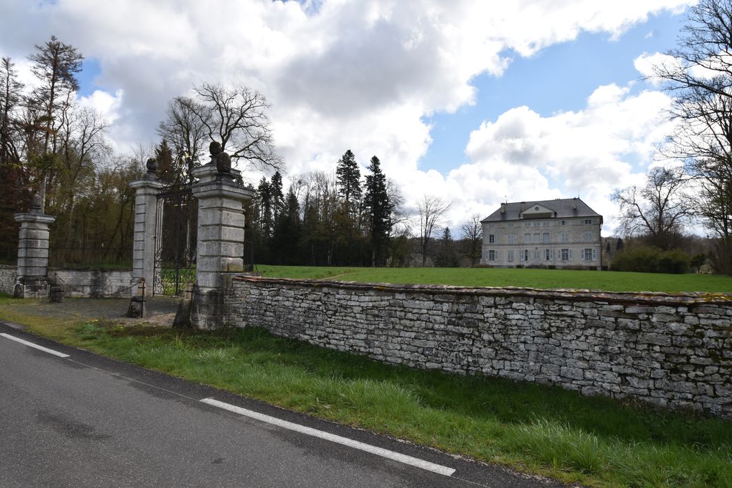 vue générale du château dans son environnement depuis le Nord-Ouest