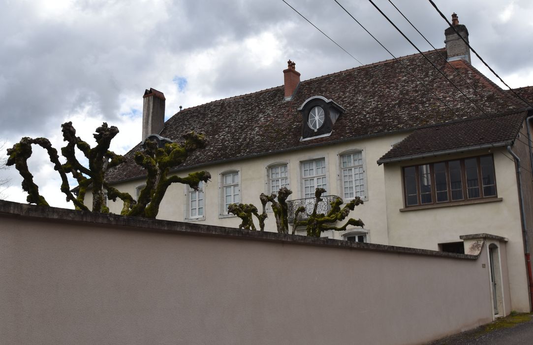 façade nord, vue partielle depuis la rue Menans