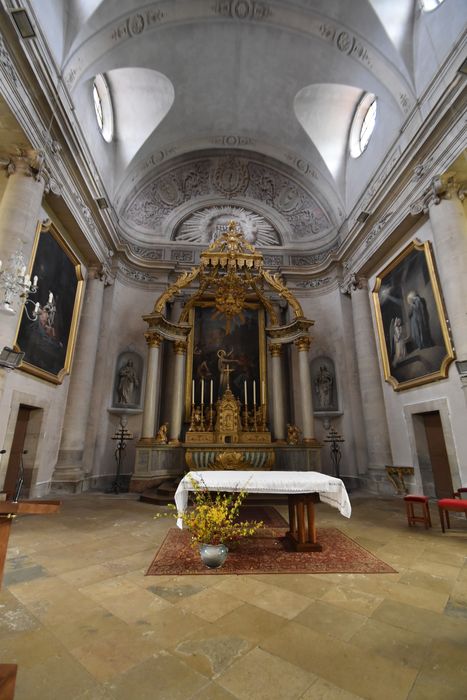 maître-autel, retable, tableau : Martyre de saint Symphorien (le), statues : Le Christ, La Vierge