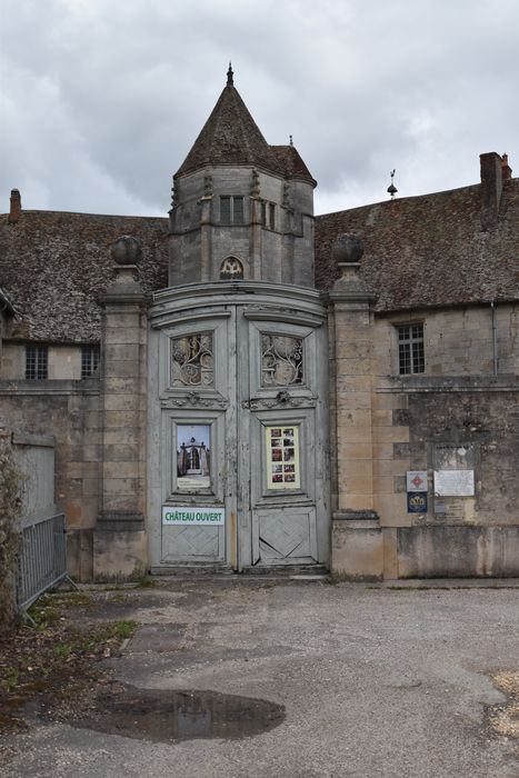 portail monumental d'accès sud-est à la cour d'honneur