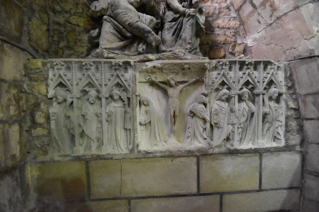 bas-reliefs : Crucifixion, Saints - © Ministère de la Culture (France), Médiathèque du patrimoine et de la photographie, diffusion GrandPalaisRmn Photo