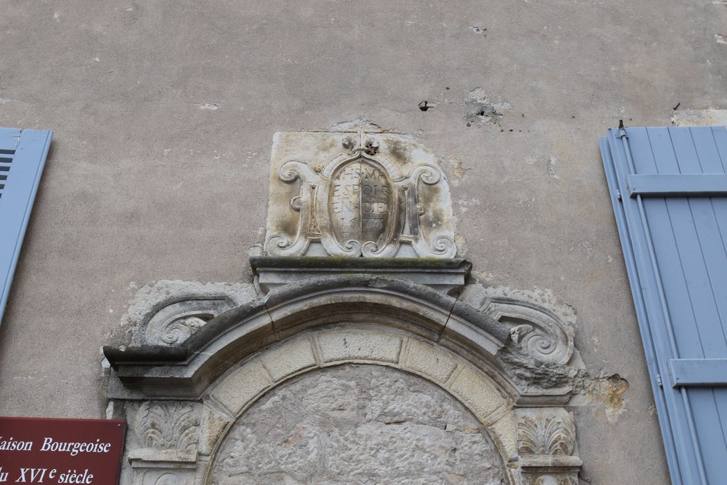 façade est, détail d'un bas-relief au-dessus de l'ancienne porte d'accès