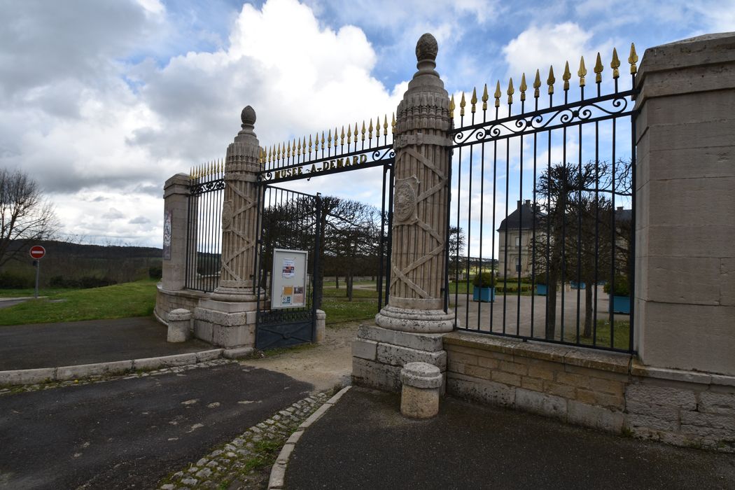 grille d'accès ouest à la cour d'honneur