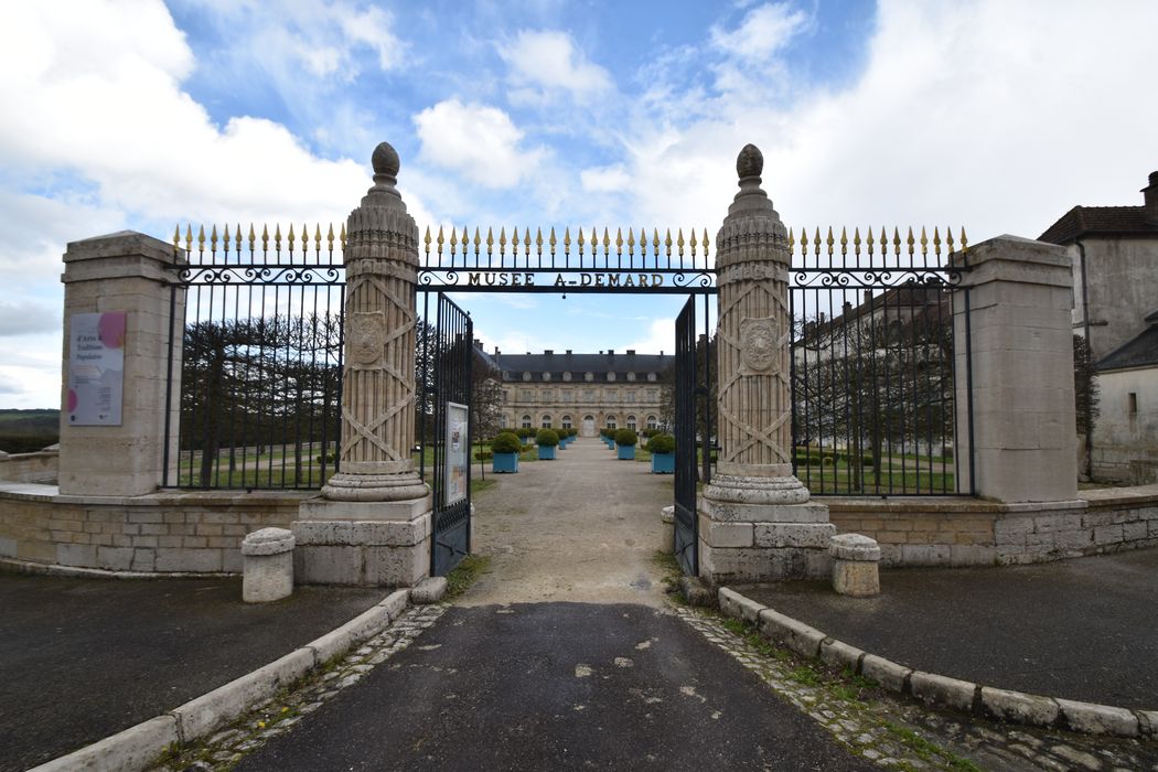 grille d'accès ouest à la cour d'honneur