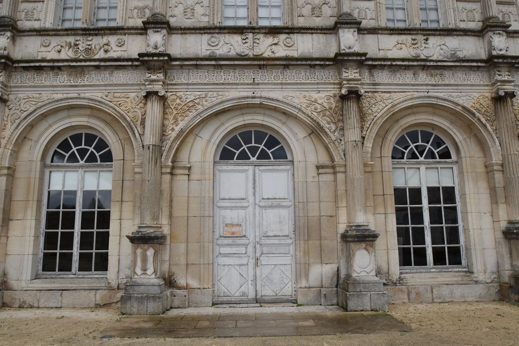 façade ouest, porte d'accès