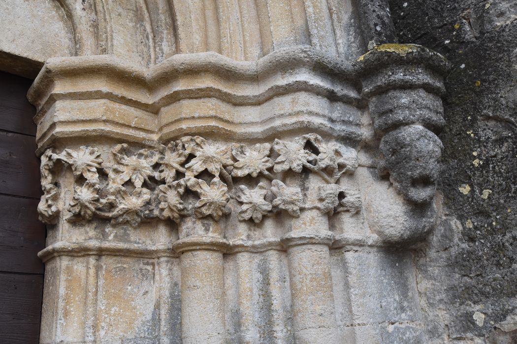 portail d'accès ouest, détail des chapiteaux sculptés